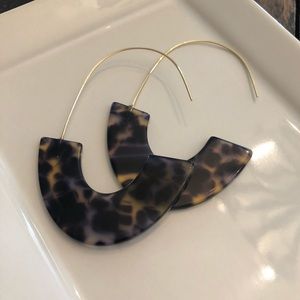 Tortoise shell acrylic earrings.